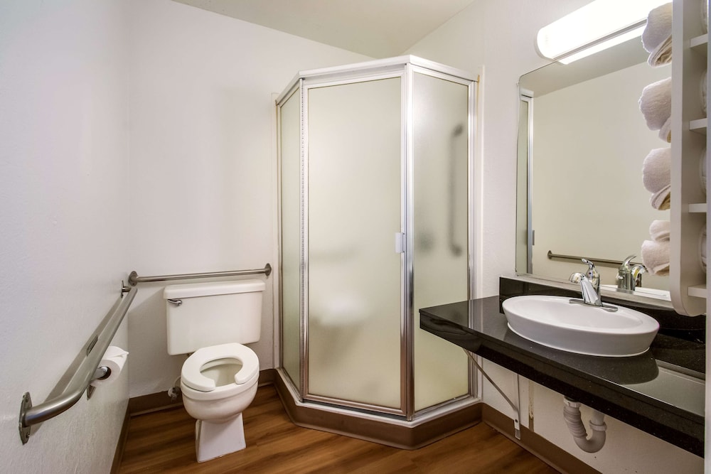 Standard Room, 2 Double Beds, Accessible, Non Smoking - Photo 6