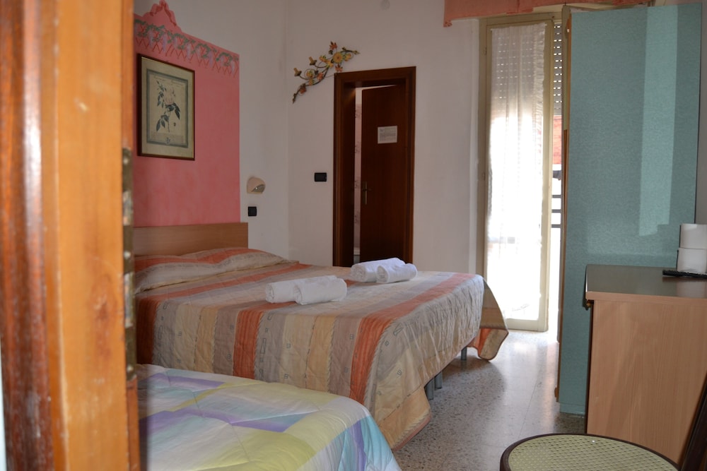 Basic Triple Room photo 2