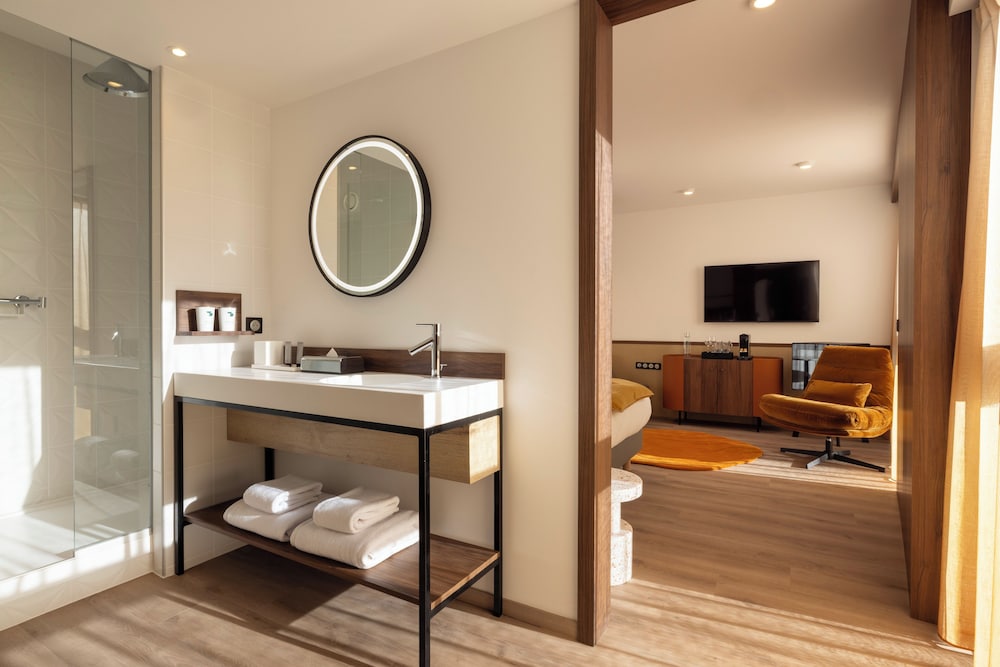 Premium Double Room thumbnail 6