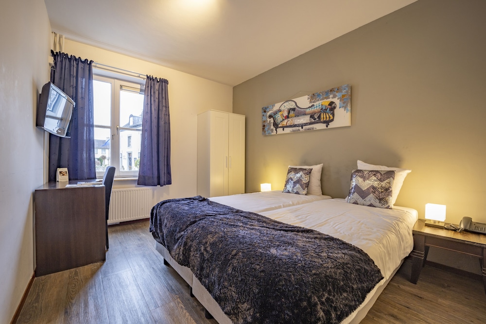 Budget small double room photo 1