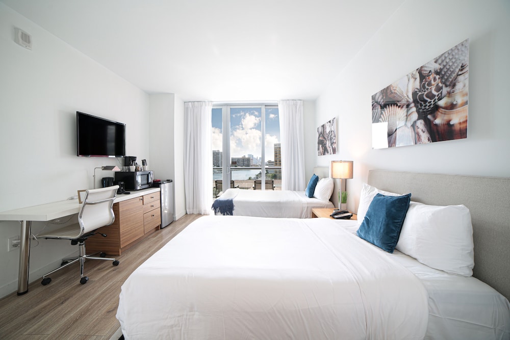 Luxury Studio, 2 Double Beds, Balcony, Bay View photo 1