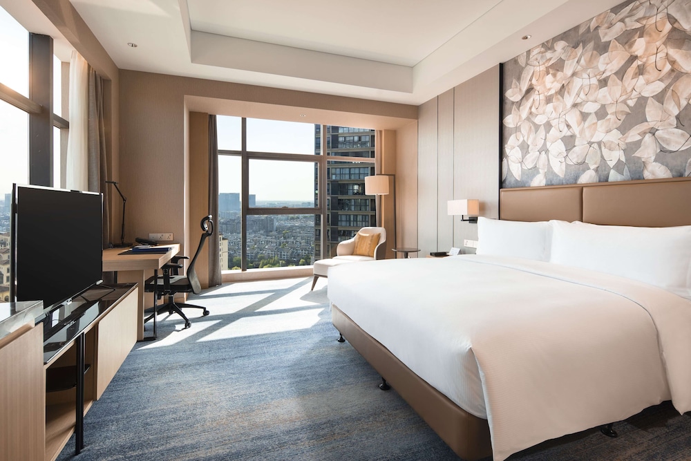 Deluxe King Bed Corner Room - Photo 1