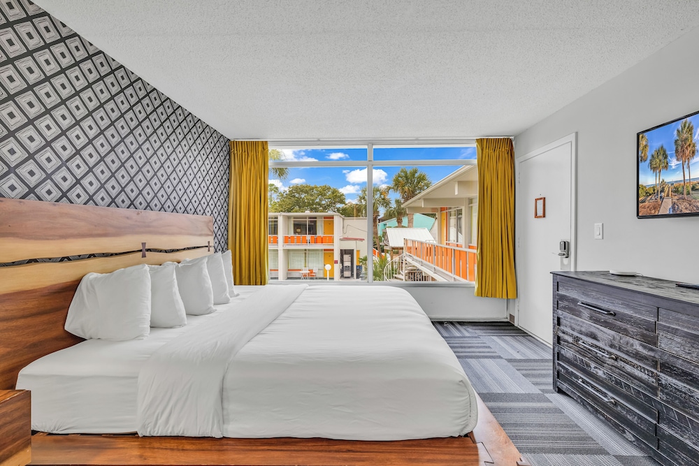 Standard Room, 1 King Bed, Non-Smoking photo 1