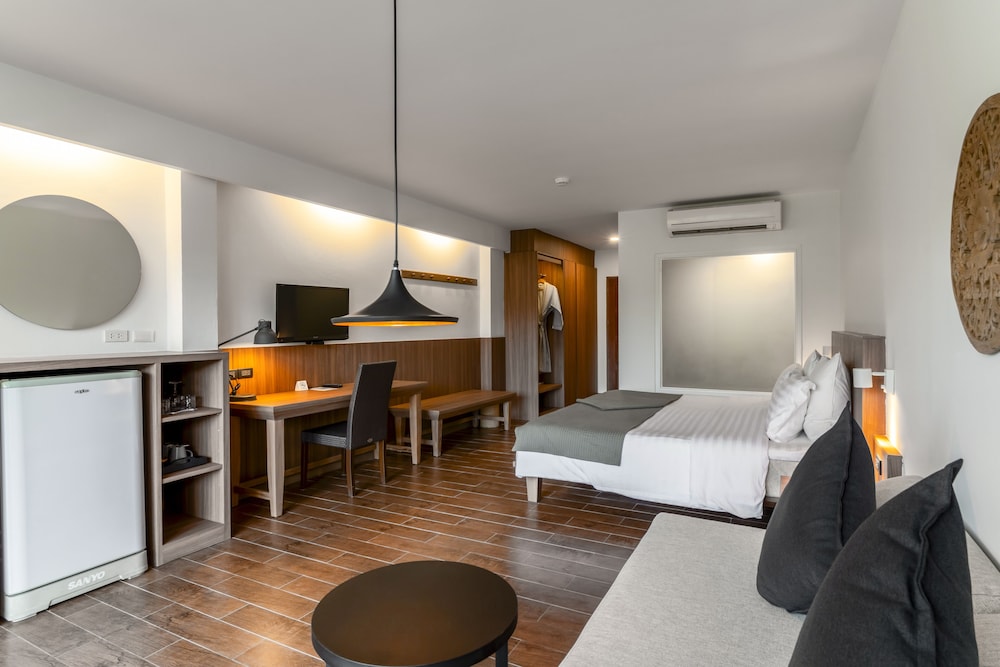 Grand Room, Pool View (Deluxe) - Photo 6