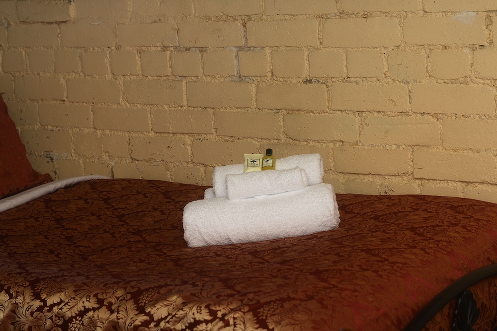 Standard Room, Non Smoking, Shared Bathroom (Groundfloor Twin Suite) photo 2