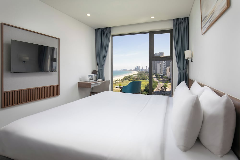 Premier Triple Room, Multiple Beds, Non Smoking, Partial Ocean View photo 1