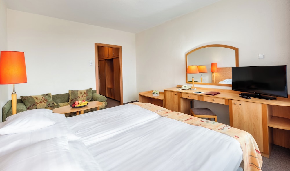 Triple Room, City View thumbnail 5