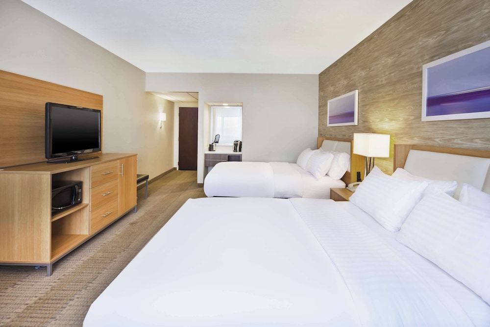 Room, 2 Queen Beds, Hearing Accessible - Photo 1