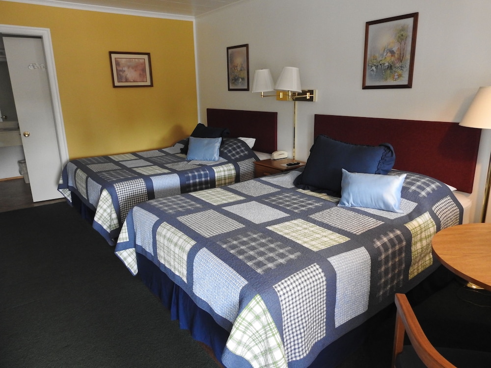 Basic Room, 2 Queen Beds, Refrigerator (Upstairs or Ground Level) photo 3