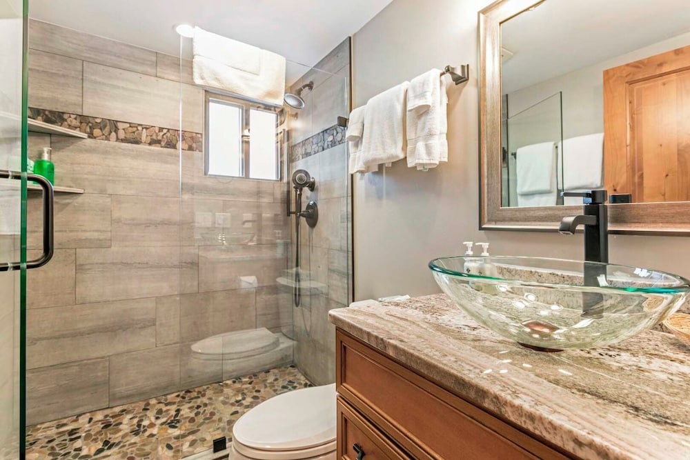 Condo, 2 Bedrooms 2 Bathrooms (Diamond 900 Square Foot Condominium) - Photo 9
