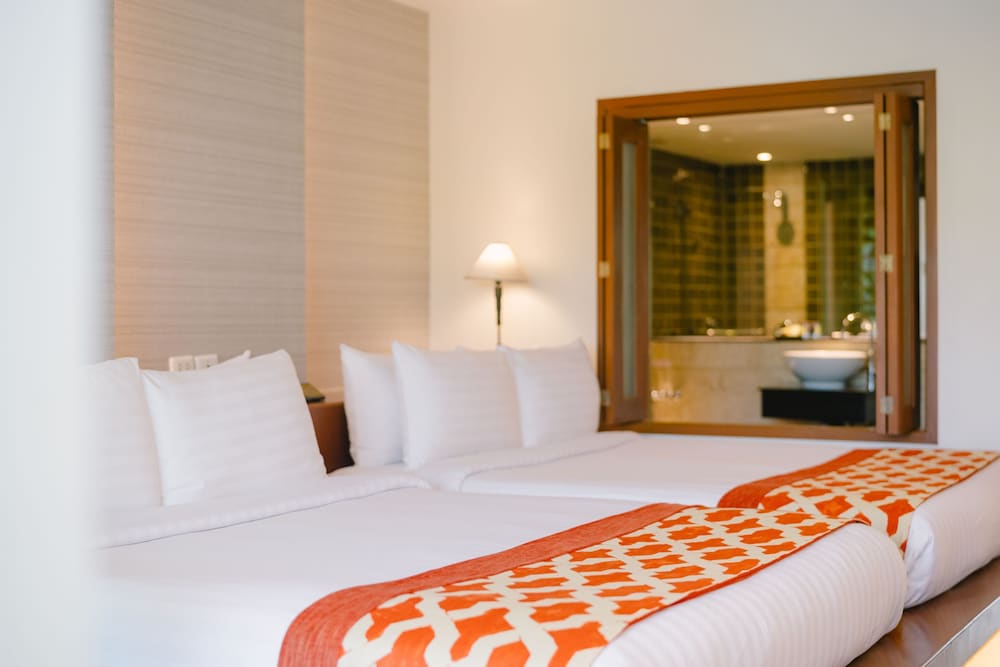 Deluxe Family Room - Royal Wing 2 Queen bed - Photo 3