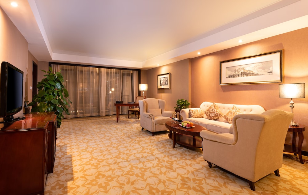 Deluxe Suites photo 2