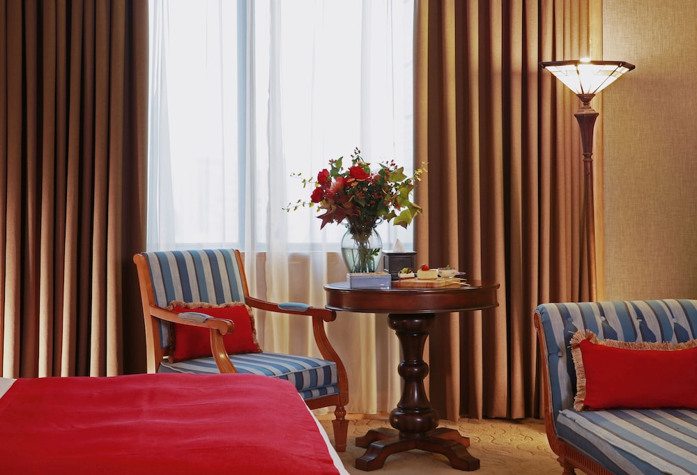 Deluxe Suite ,1 King Bed photo 3