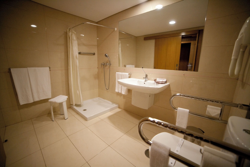 Standard Twin Room, 2 Twin Beds, Shower Grab Bars
