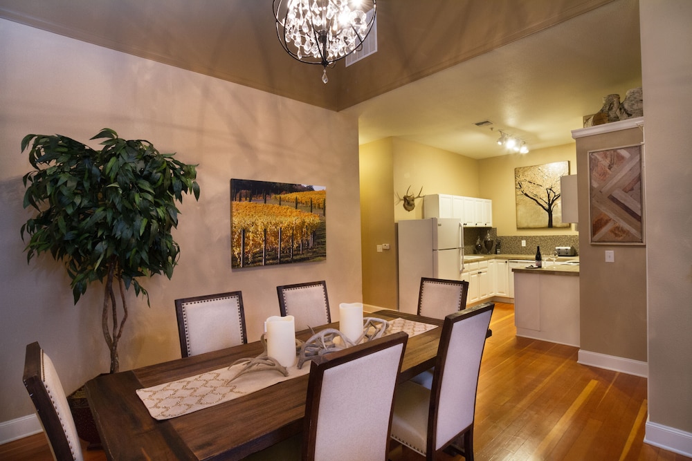 Traditional Apartment, 2 Bedrooms, Non Smoking, Fireplace (6TH)