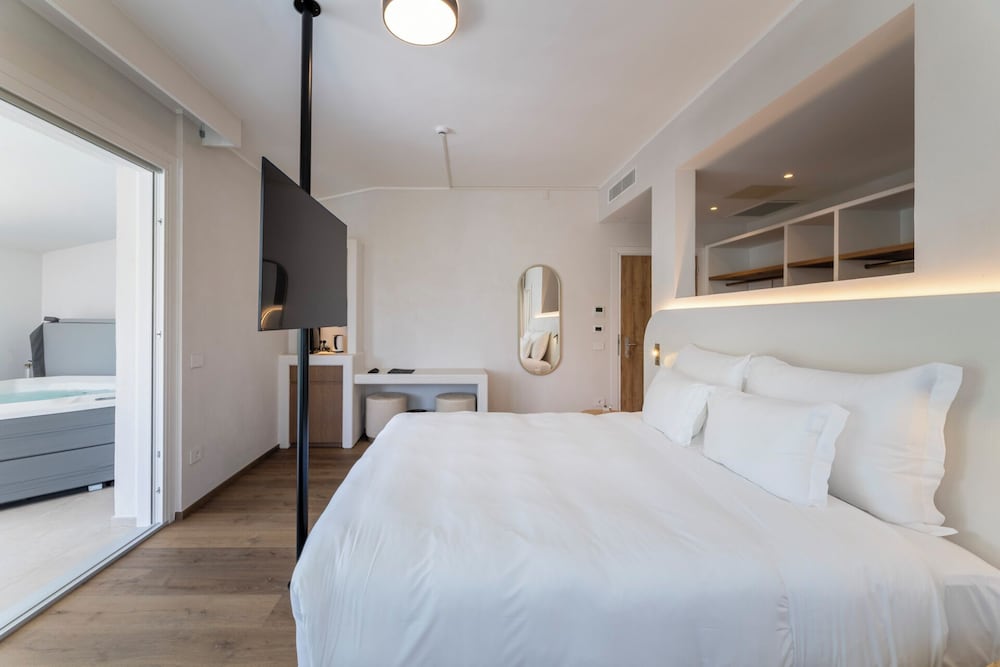 Premium Suite, Hot Tub, Lake View - Photo 12