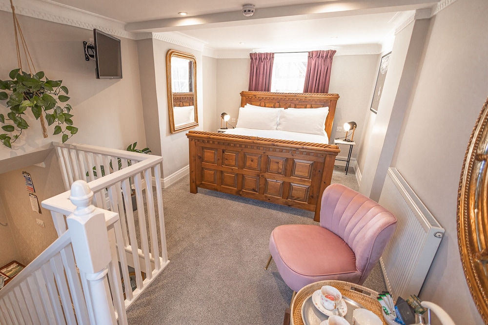 Deluxe Suite (The Queen)