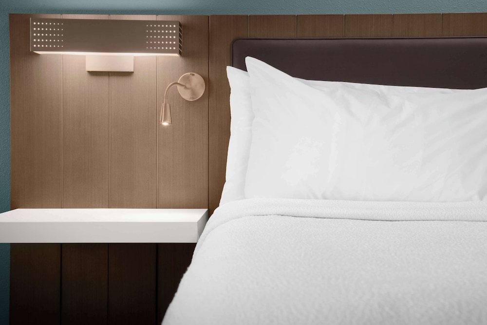 Room, 2 Queen Beds, Non Smoking (Drinks-Snacks) - Photo 4