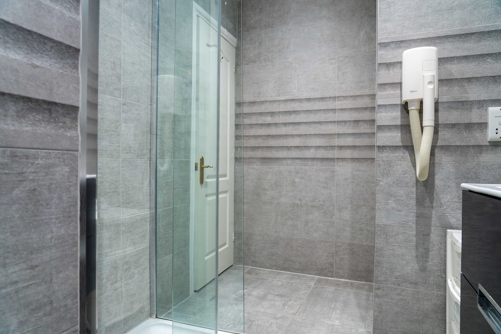 Superior Double or Twin Room - Photo 8