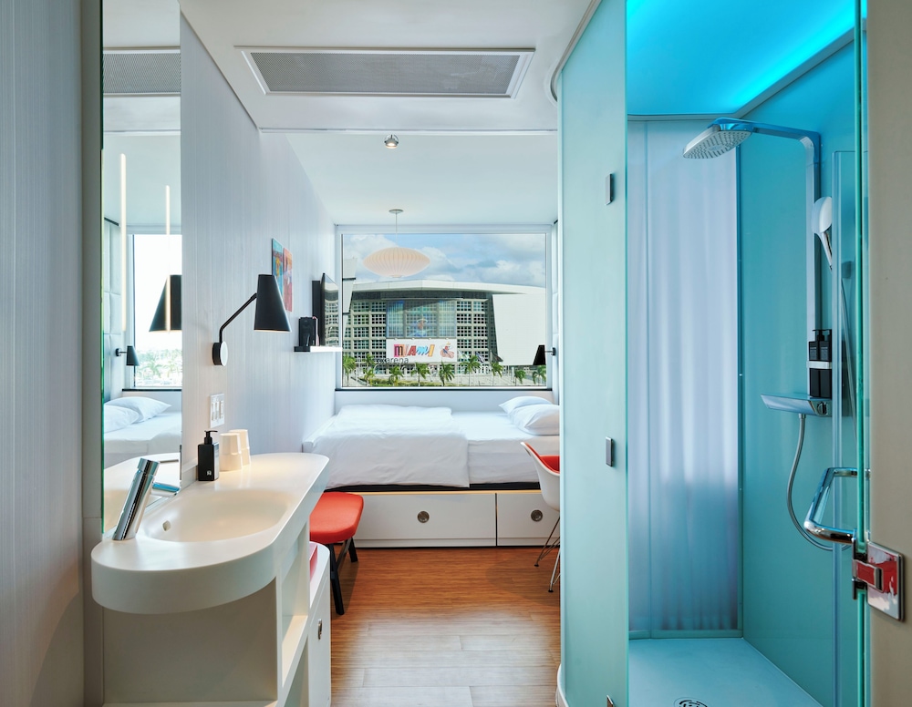 Premium Room, 1 King Bed (View) - Photo 8
