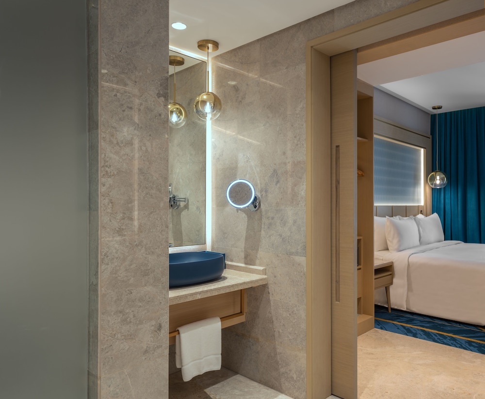 Superior Suite, 1 Bedroom, Pool View - Photo 3