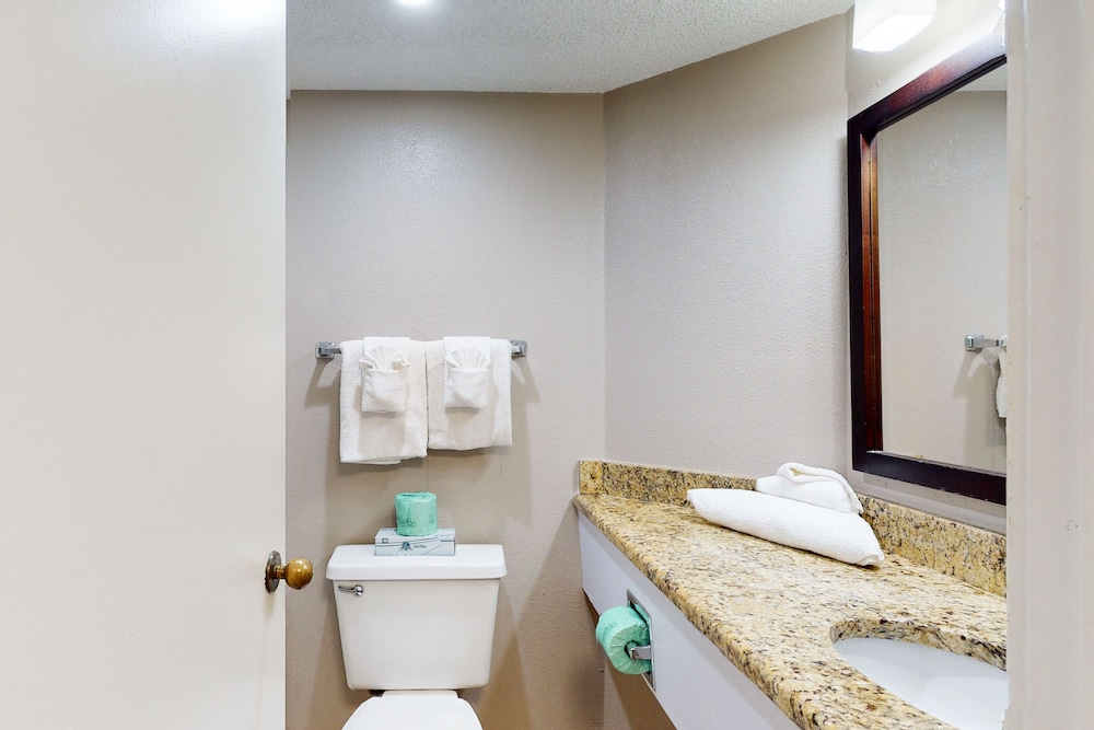 Room (Studio, King Bed, Oceanfront) photo 2
