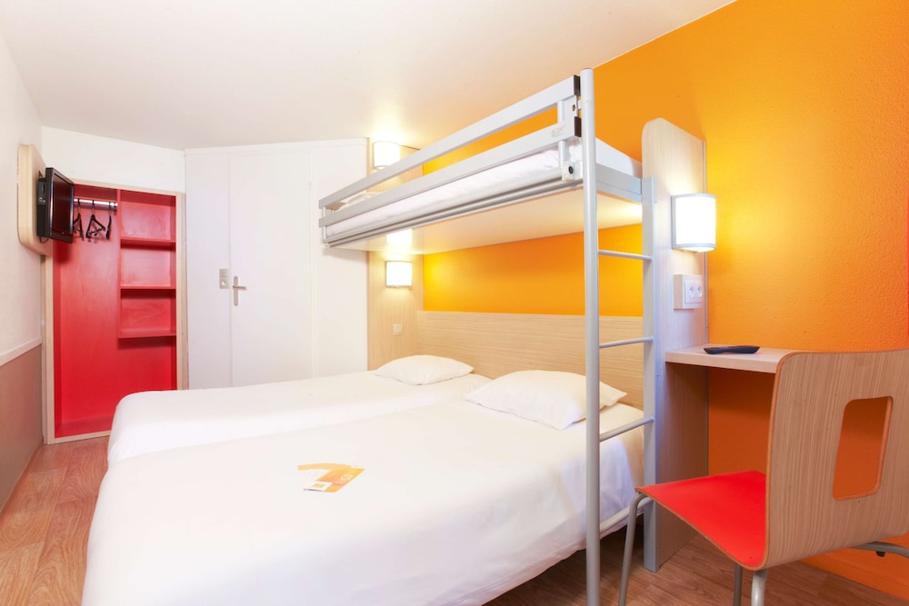 Standard Room, 3 Twin Beds - Photo 6