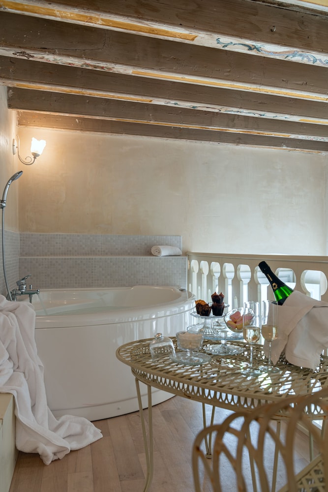 Suite - Photo 2