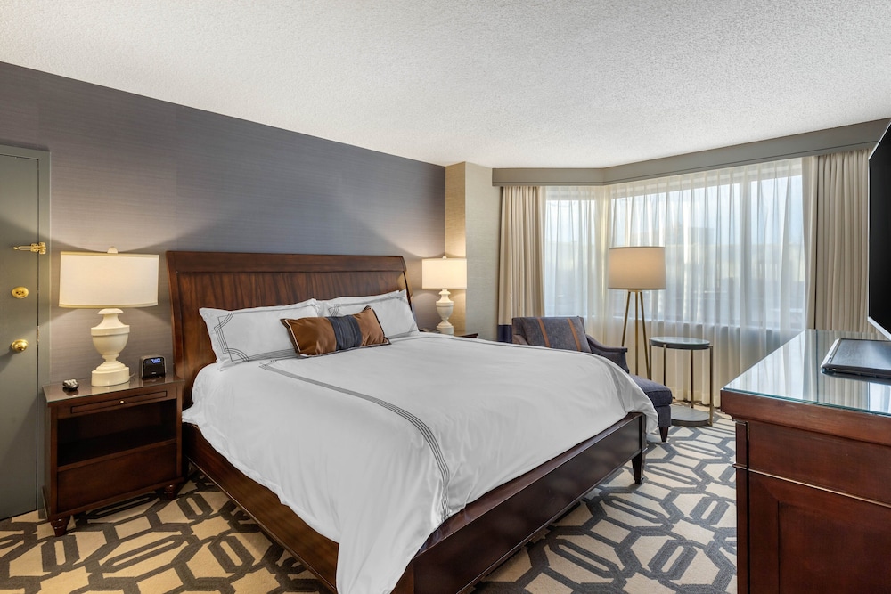Executive Suite, 1 King Bed with Sofa bed, City View (Spacious) - Photo 2
