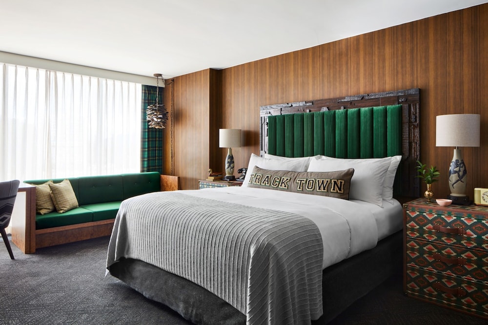 Graduate by Hilton Eugene, Bilde 6
