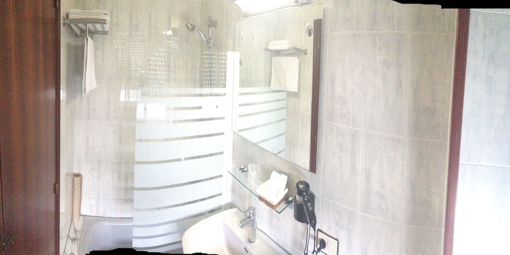 Standard Twin Room - Photo 3