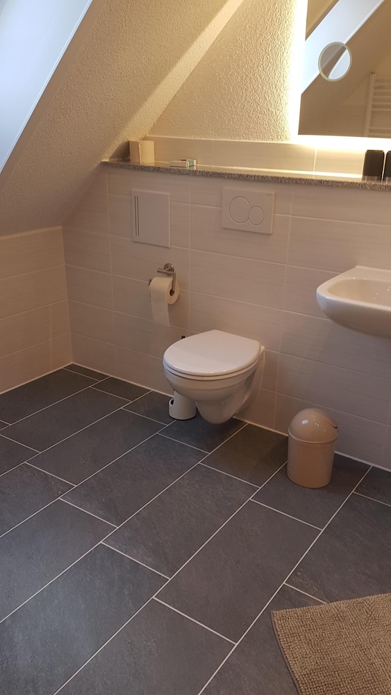 Basic Double or Twin Room, Private Bathroom photo 3