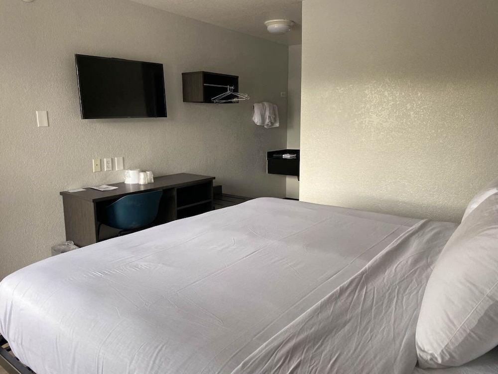 Deluxe Room, 1 Double Bed, Non Smoking, Refrigerator & Microwave photo 2