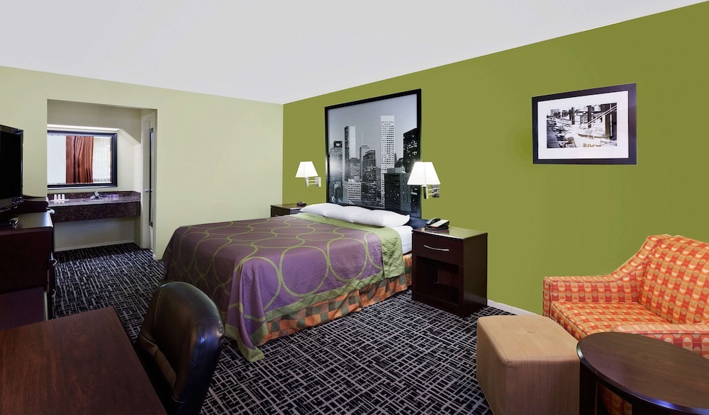 Room, 1 King Bed, Smoking photo 2