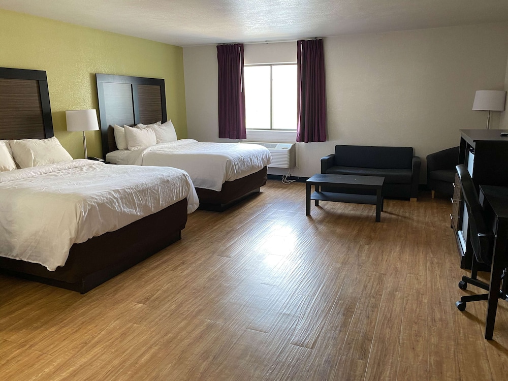 Deluxe Suite, 2 Queen Beds, Non Smoking, Refrigerator & Microwave photo 1