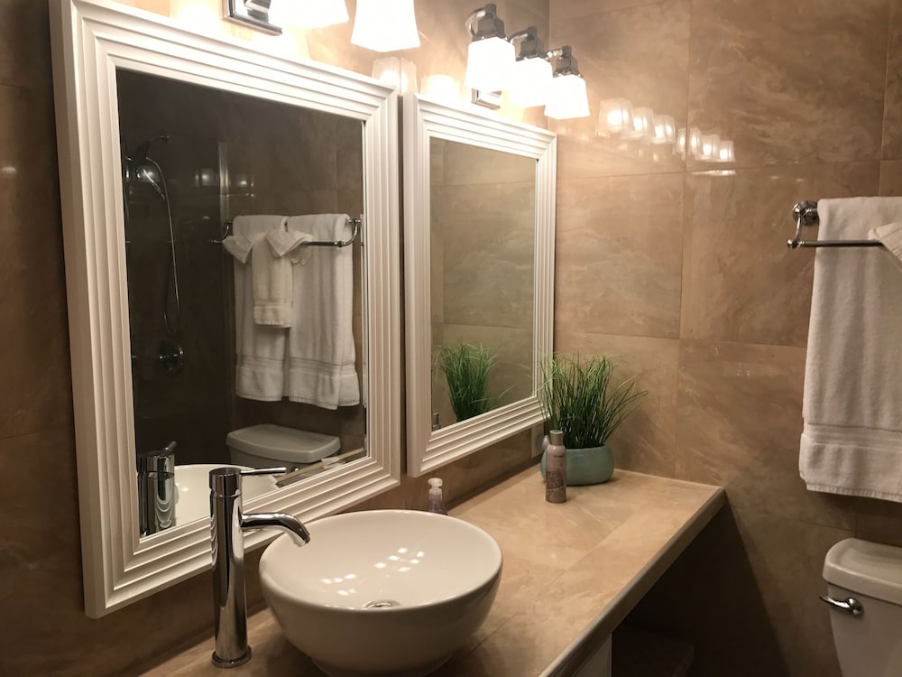 Private Room, Queen Bed, Shared Bathroom, Room D, Arctic Fox photo 3