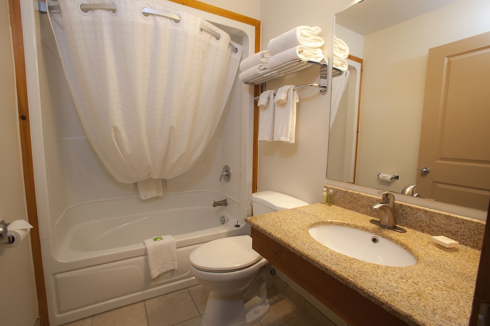 Honeymoon Suite, 1 Queen Bed with Sofa bed, Jetted Tub photo 3