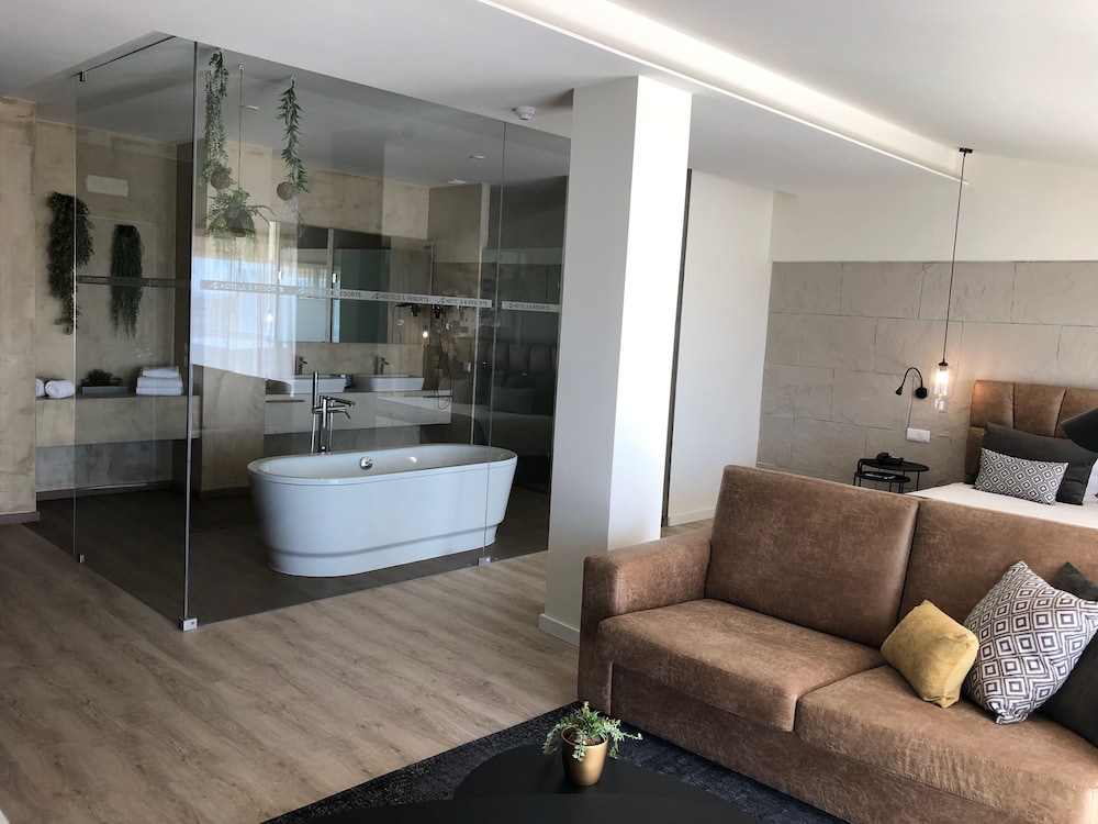 Deluxe Suite - Photo 6
