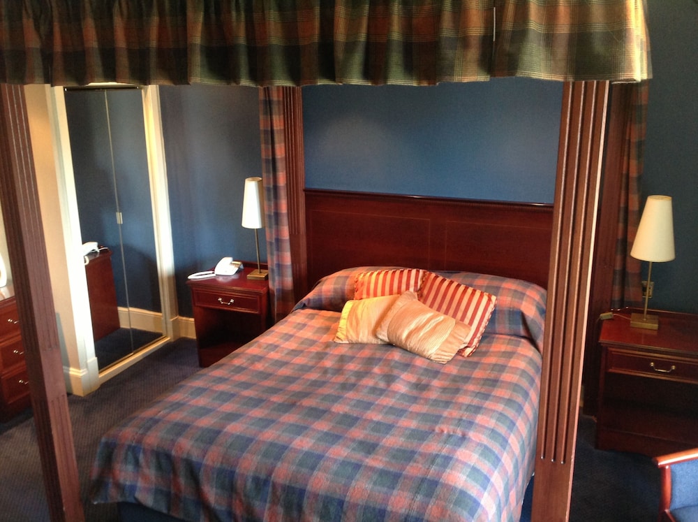 Suite (4 Poster Room) photo 1