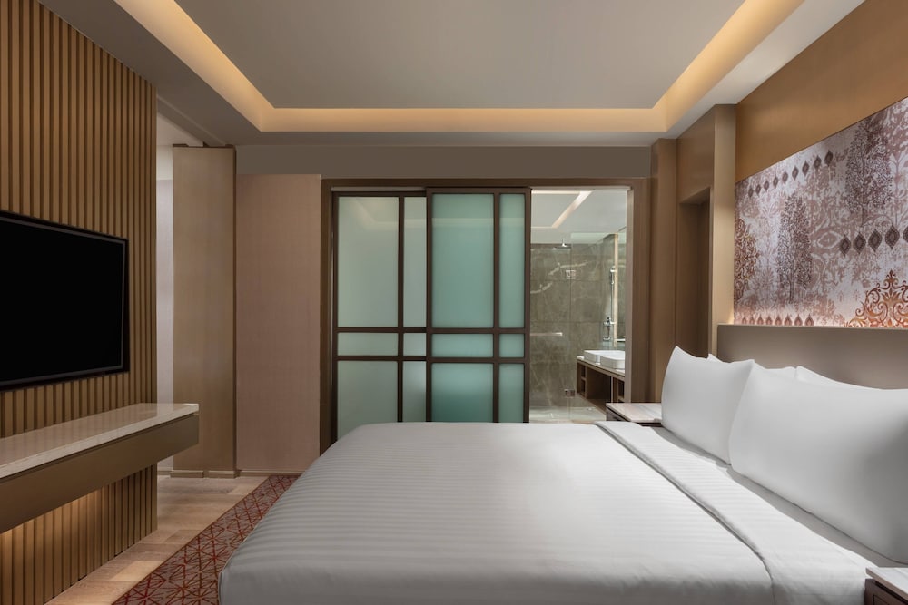 Suite, 1 King Bed - Photo 2