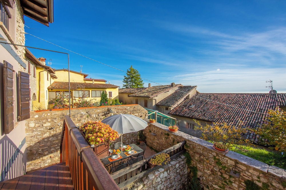 Family Apartment, Multiple Bedrooms, Mountainside (Liano Orchidea -Terrace & parking) photo 3