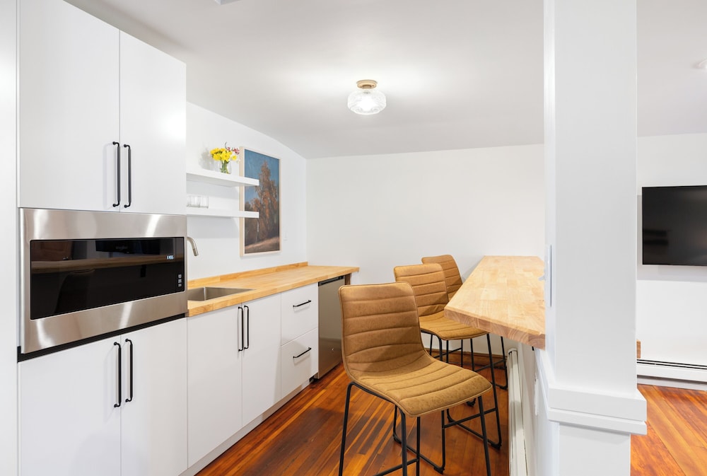 Deluxe Suite - This unit is not pet friendly photo 3