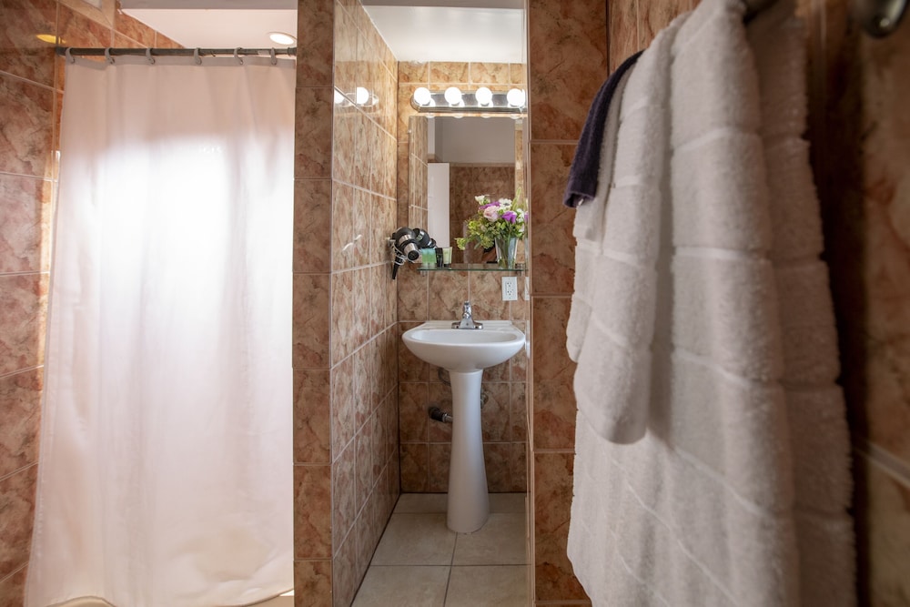 Standard Double Room, Ensuite - Photo 17