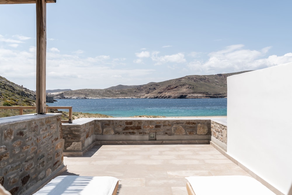 Three Bedroom Beachfront Grand Maisonette photo 2