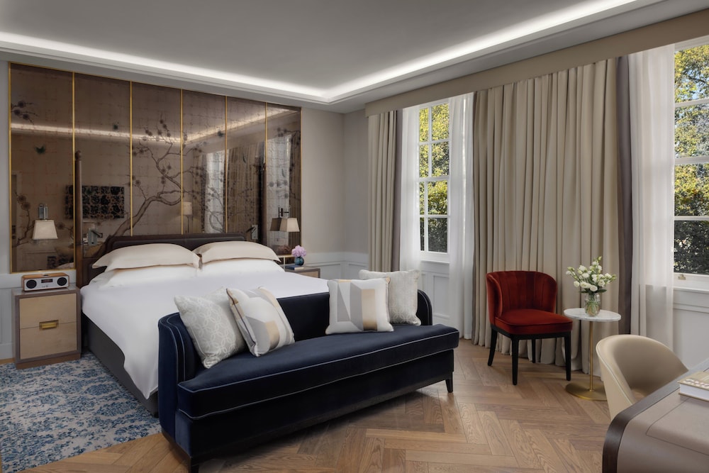 Grand Room, 1 King Bed (Deluxe, Grosvenor Square View)