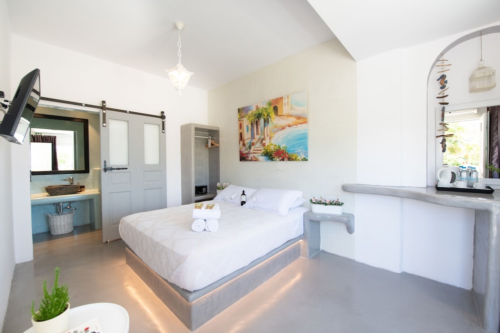 Cozy Room Pool View - Photo 5