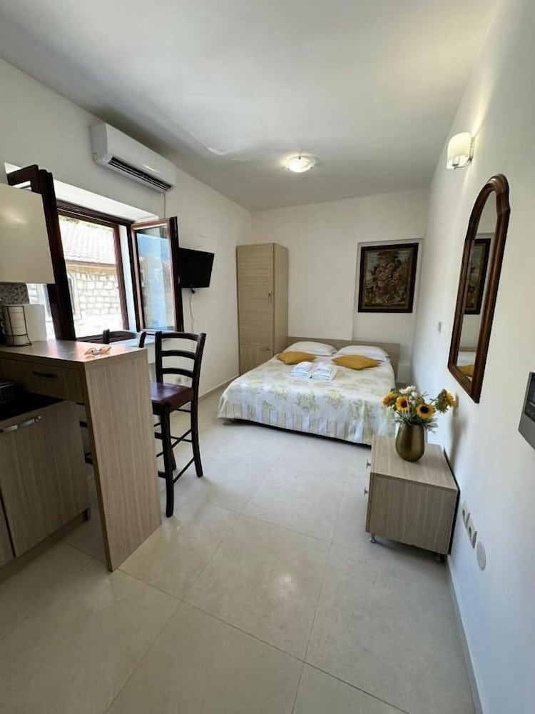 Economy Studio, 1 Queen Bed, Private Bathroom
