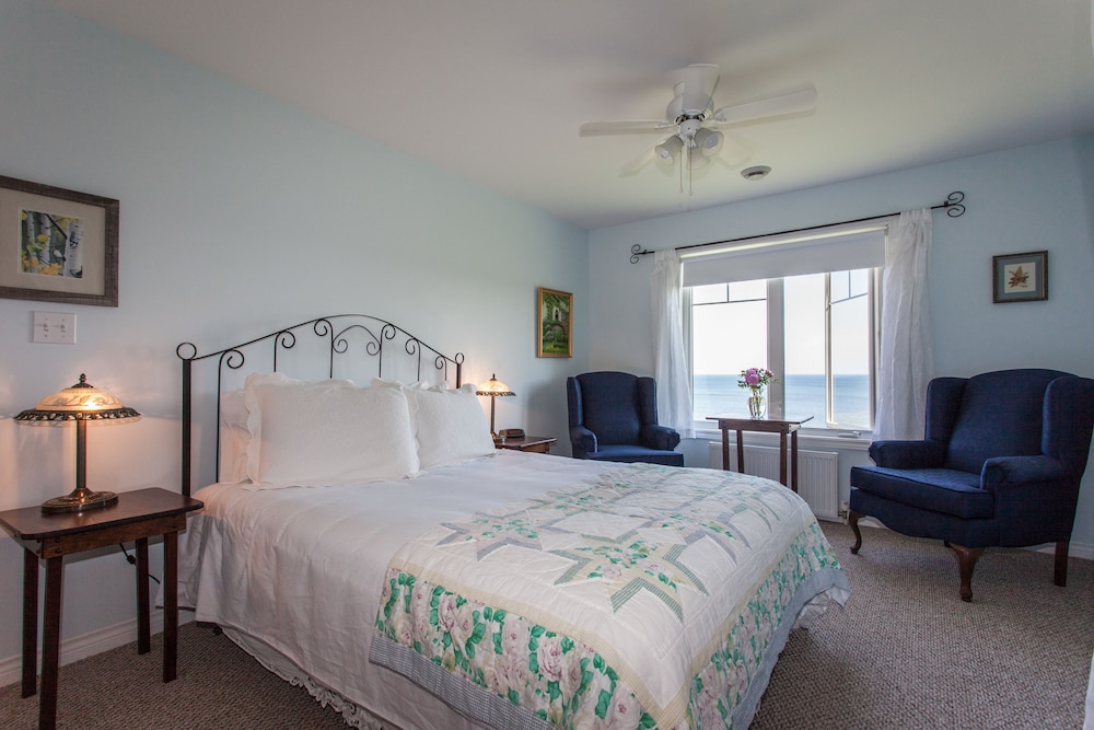 Deluxe Room, 1 Queen Bed, Ocean View (Sunrise) photo 3