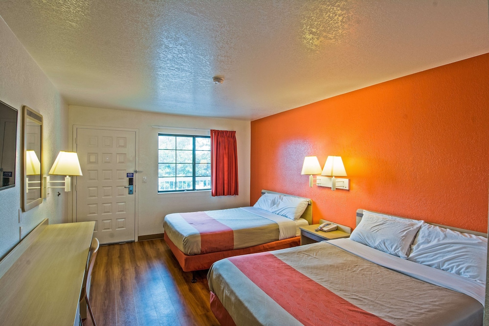 Premium Room, 2 Queen Beds, Non Smoking, Refrigerator & Microwave photo 2