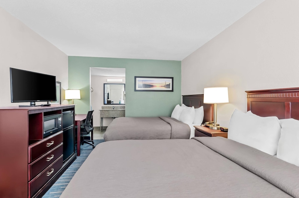 Standard Room, 2 Queen Beds, Non Smoking - Photo 2
